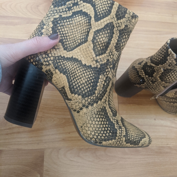 Pointed heel ankle MANGO boots 38 EU, 7.5 US, yellow snake pattern - Picture 6 of 11